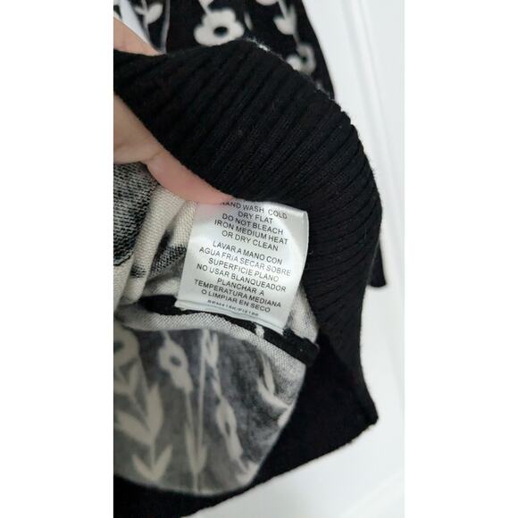Joseph A Black and White Floral Cardigan Sweater - Picture 5 of 7